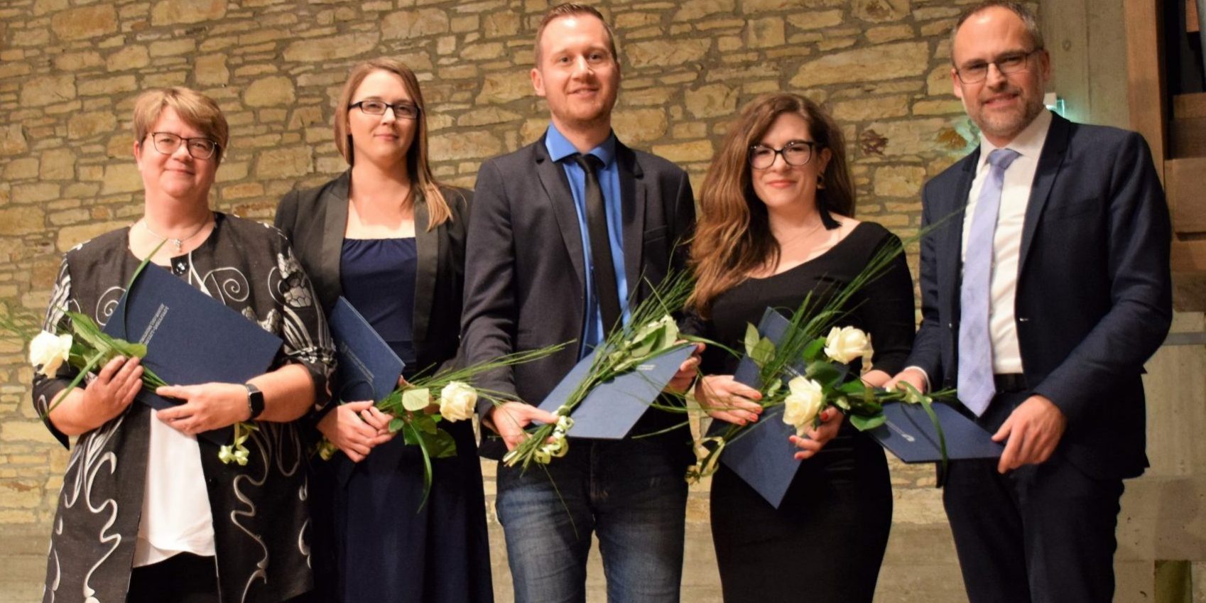 Simone Rieger (von links), Karolina Albrecht, Jonas Schützeneder, Maria Lisa Schiavone und Prof. Dr. Klaus Meier wurden auf dem Dies Academicus 2018 der KU mit Transferpreisen ausgezeichnet.