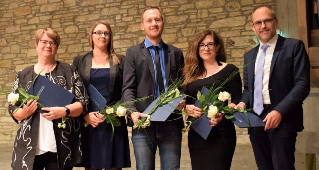 Simone Rieger (von links), Karolina Albrecht, Jonas Schützeneder, Maria Lisa Schiavone und Prof. Dr. Klaus Meier wurden auf dem Dies Academicus 2018 der KU mit Transferpreisen ausgezeichnet.