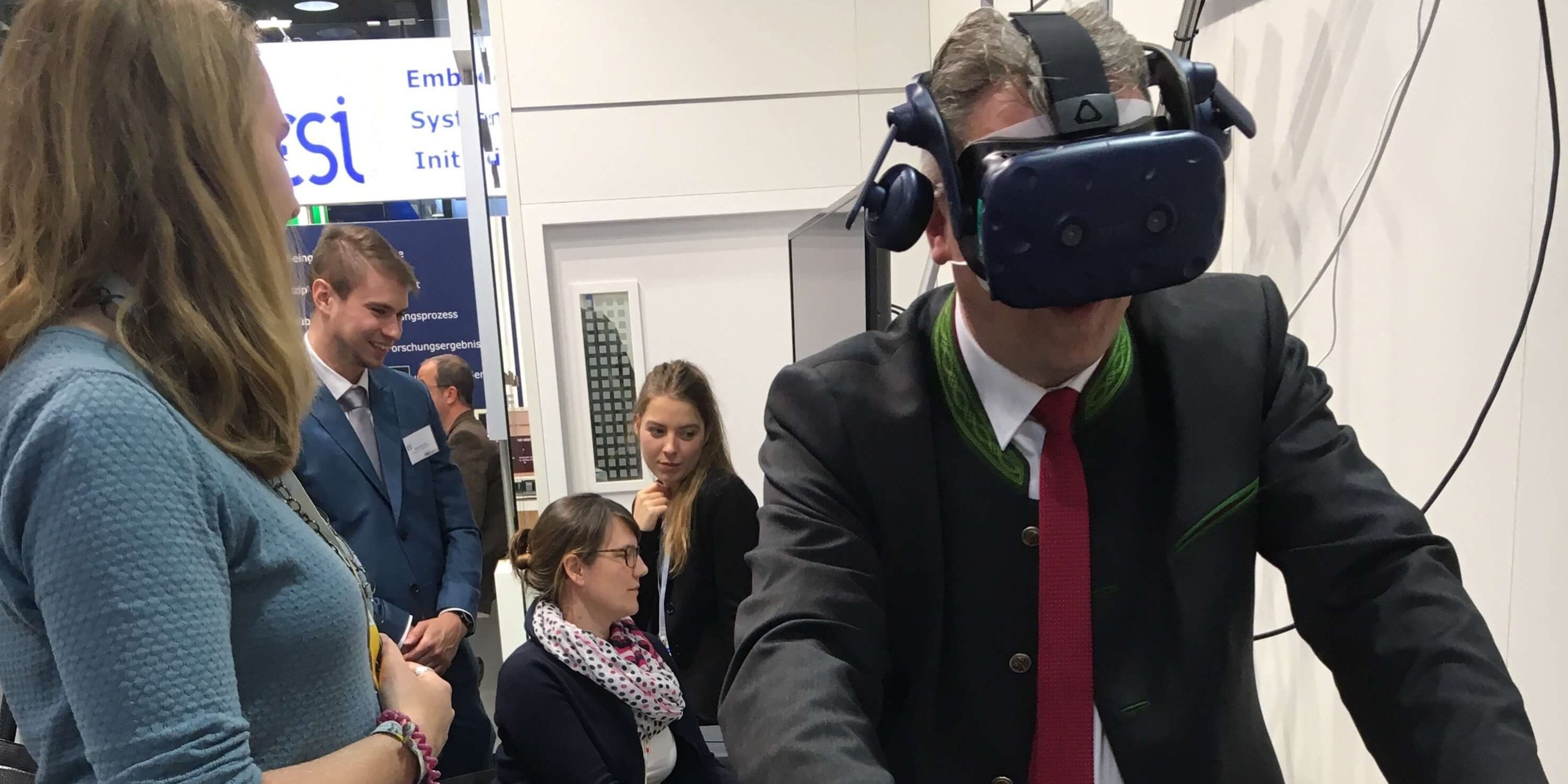 190410_HannoverMesse3 Staatssekretär Roland Weigert testet den virtuellen Fahrradhelm der THI