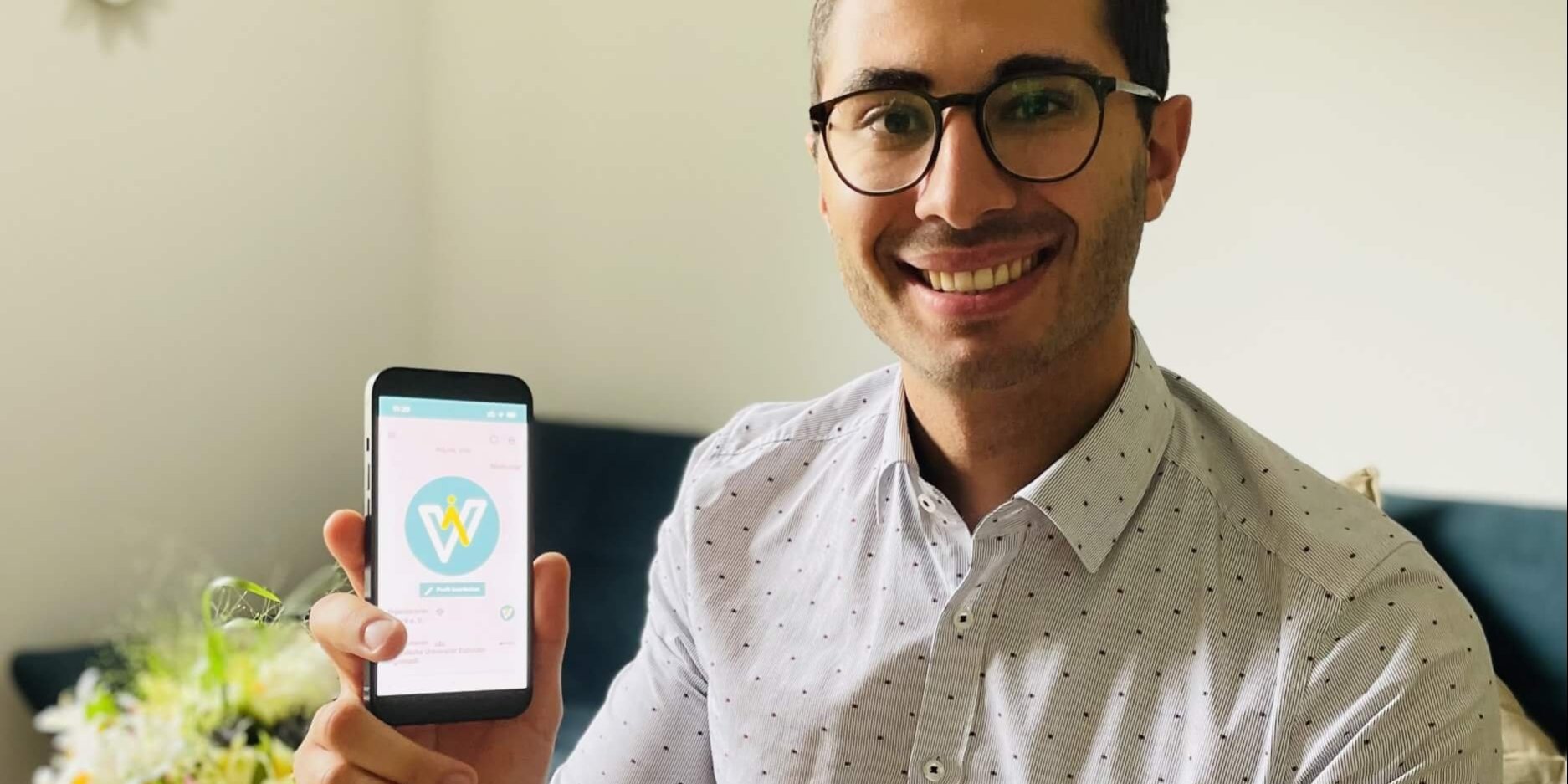 Das Foto zeigt Johannes Kellner. Er hält ein Smartphone mit der App "WiLink" in die Kamera.