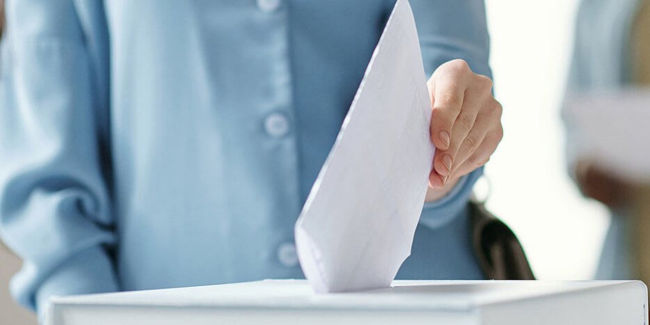 csm_COLOURBOX60926856_bbeab7edfa Ein Wahlbrief wird in eine Wahlurne gegeben.