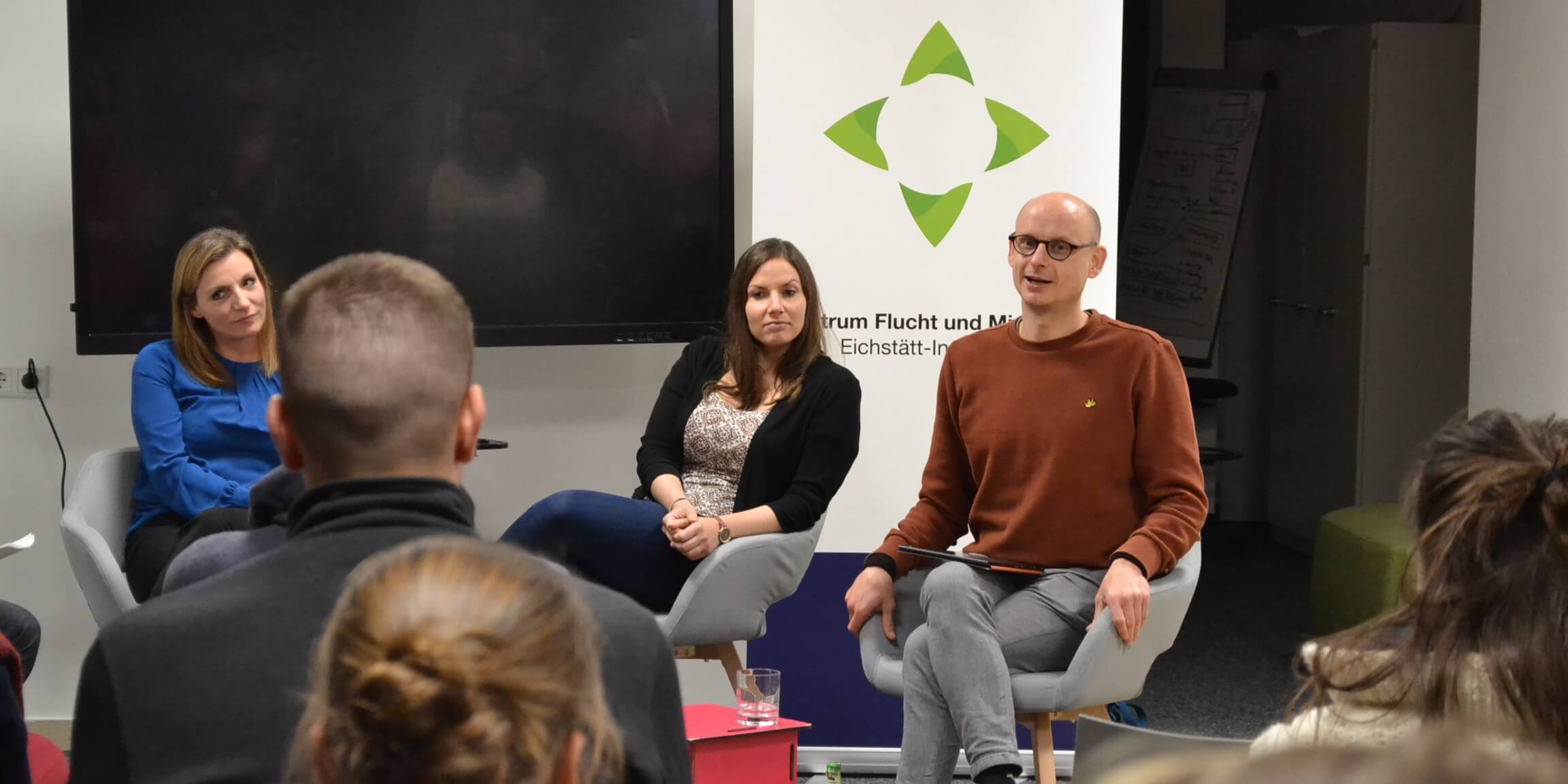 Das Foto zeigt Dr. Tanja Evers, Lea Gelardi und Dr. Floris Biskamp bei einer Podiumsdiskussion.