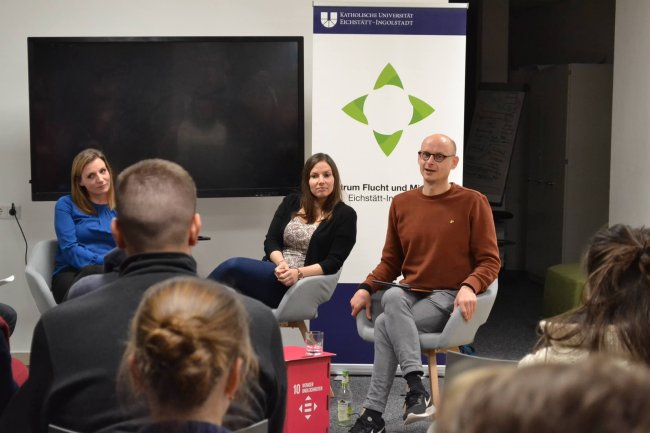 DSC_8625 Das Foto zeigt Dr. Tanja Evers, Lea Gelardi und Dr. Floris Biskamp bei einer Podiumsdiskussion.