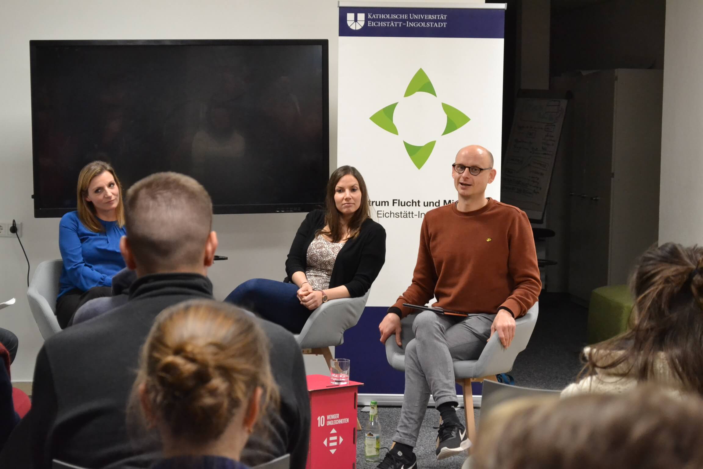 DSC_8625 Das Foto zeigt Dr. Tanja Evers, Lea Gelardi und Dr. Floris Biskamp bei einer Podiumsdiskussion.