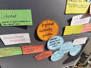 Ingolstädterinnen und Ingolstädter haben ihre Ideen für ein nachhaltigeres Leben in der Stadt an eine Pinnwand gepinnt.