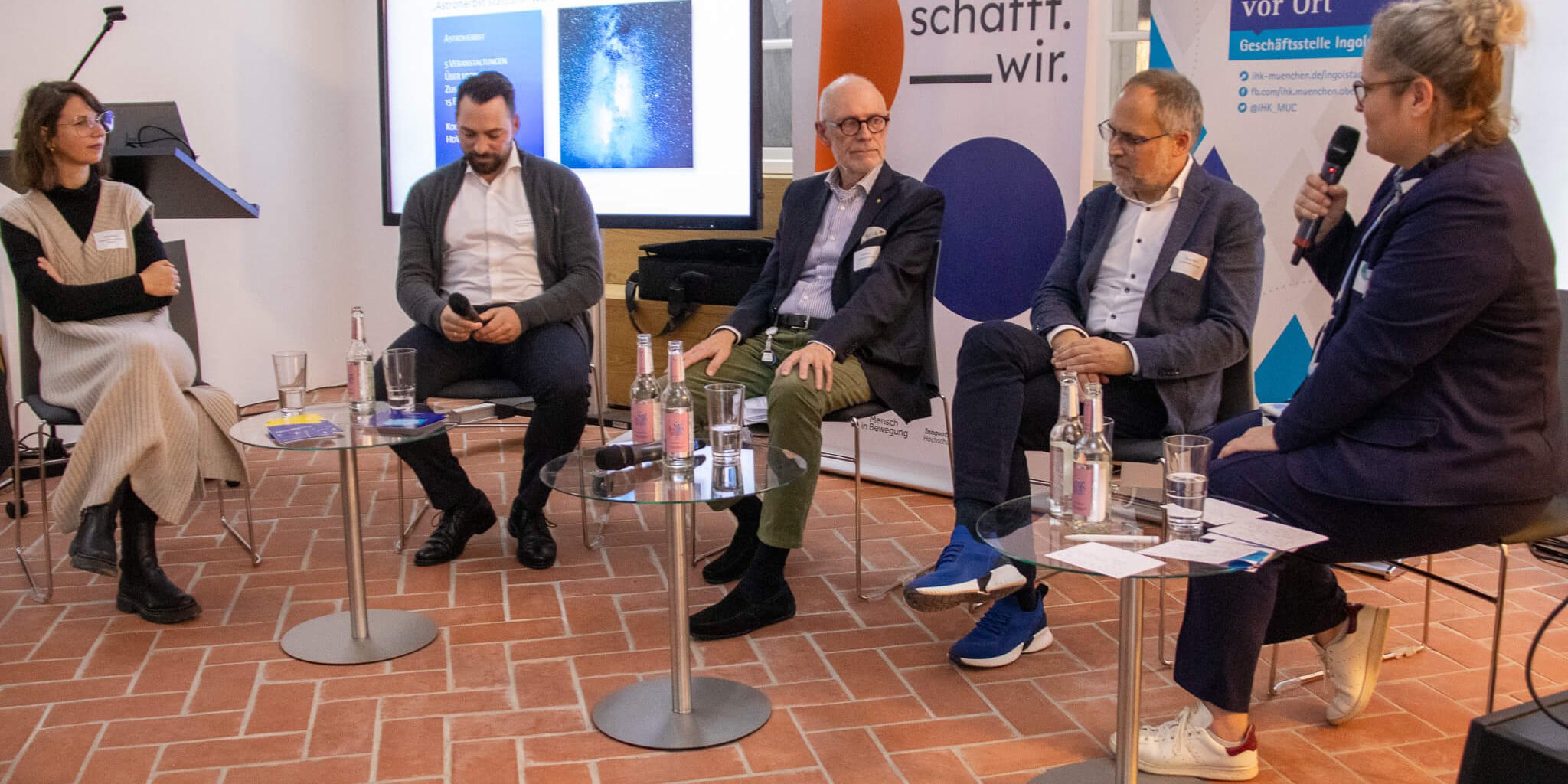 Podiumsdiskussion Zukunftsforum wissen.schafft.wir. 2023 Podiumsdiskussionmit fünf Teilnehmenden im Collegium Georgianum