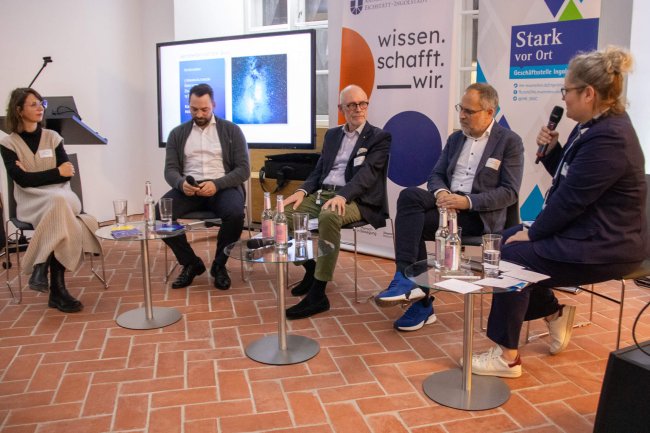 Podiumsdiskussion Zukunftsforum wissen.schafft.wir. 2023 Podiumsdiskussionmit fünf Teilnehmenden im Collegium Georgianum