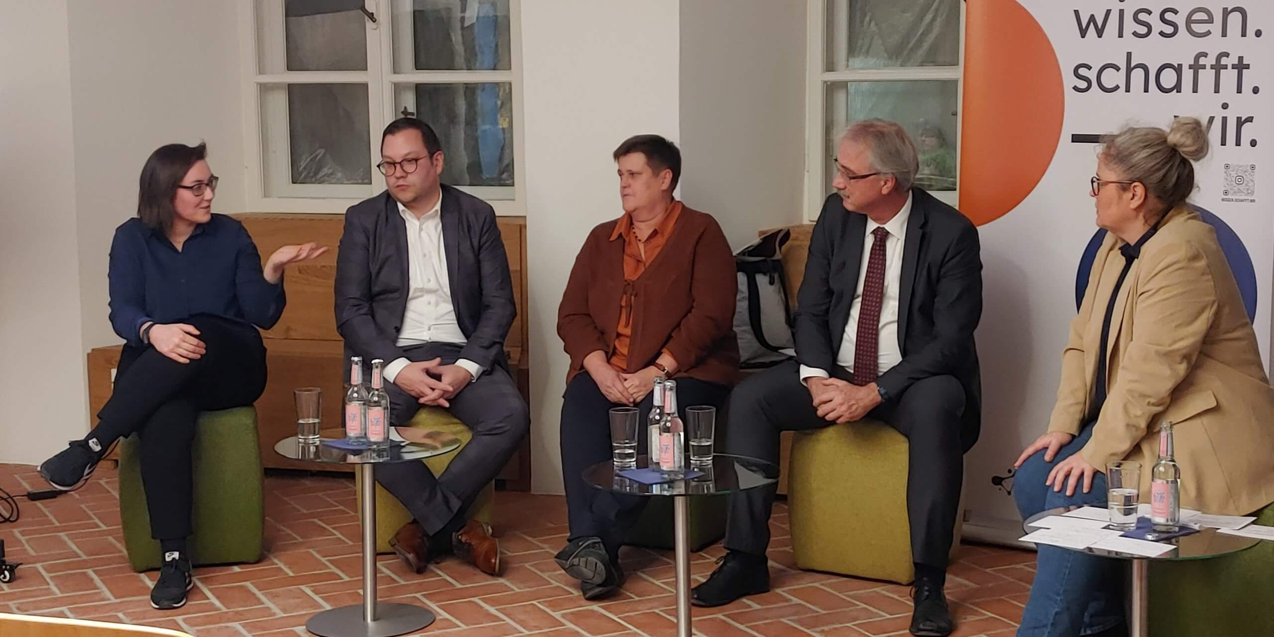 Podiumsdiskussion beim Zukunftsforum wissen.schafft.wir. 2023