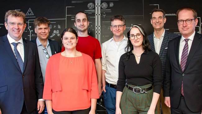 csm_Ausstellung_AI_Laura_Wagner-6_49161bfd84 Professorinnen und Professoren der KU, des AININ sowie Politiker aus Ingolstadt bei der Eröffnung der Ausstellung I AM A.I.