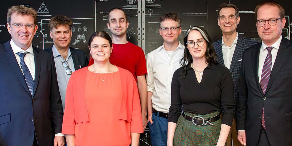 csm_Ausstellung_AI_Laura_Wagner-6_49161bfd84 Professorinnen und Professoren der KU, des AININ sowie Politiker aus Ingolstadt bei der Eröffnung der Ausstellung I AM A.I.