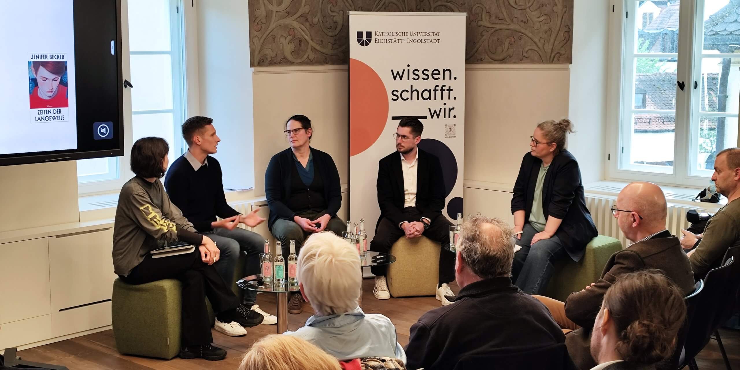Die Podiumsgäste sitzen im Halbkreis im Freskenraum des Georgianums.