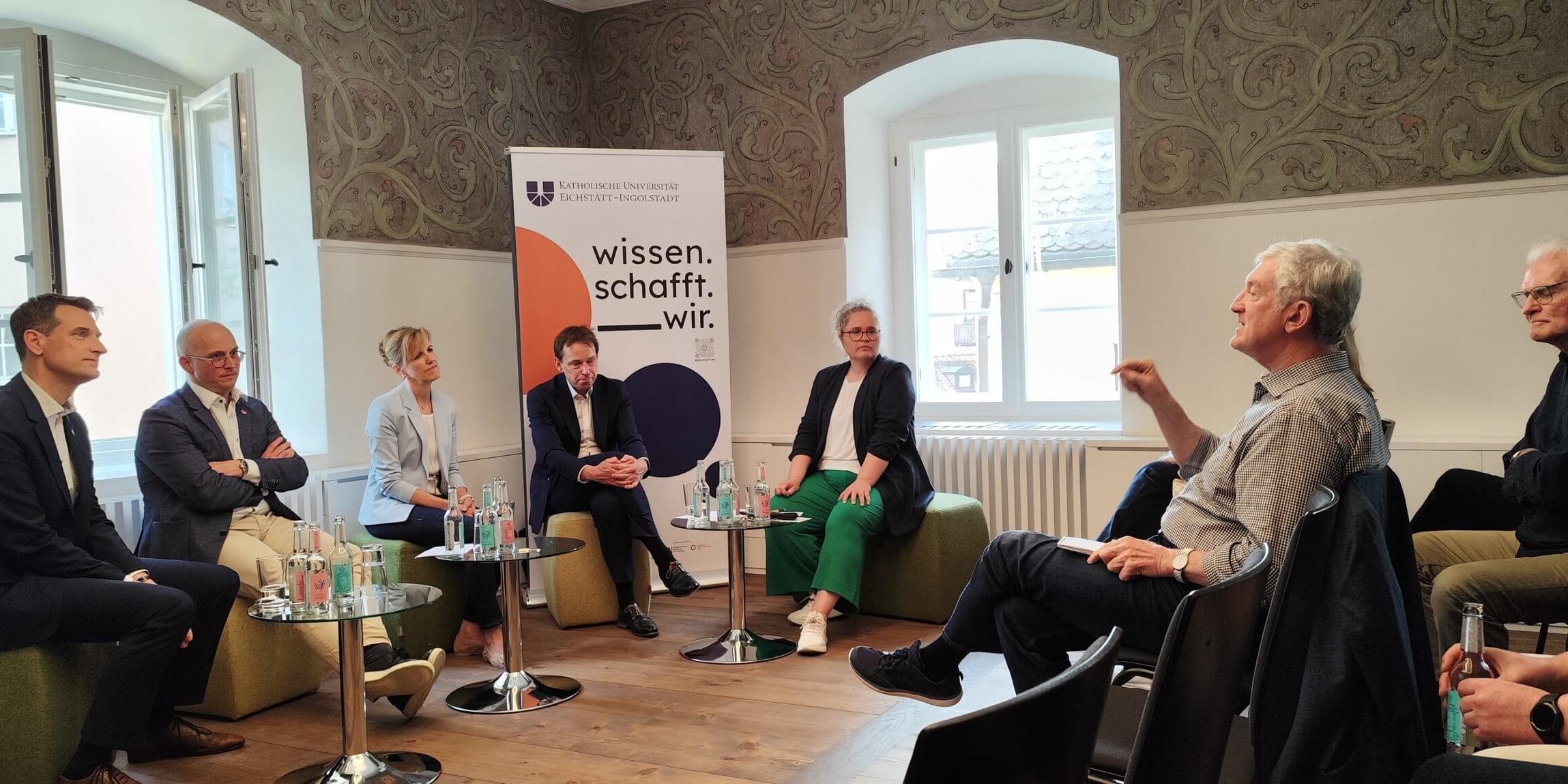 Ein Gast der Dialogveranstaltung "Zukunft der Arbeit" stellt eine Frage an die Podiumsgäste.