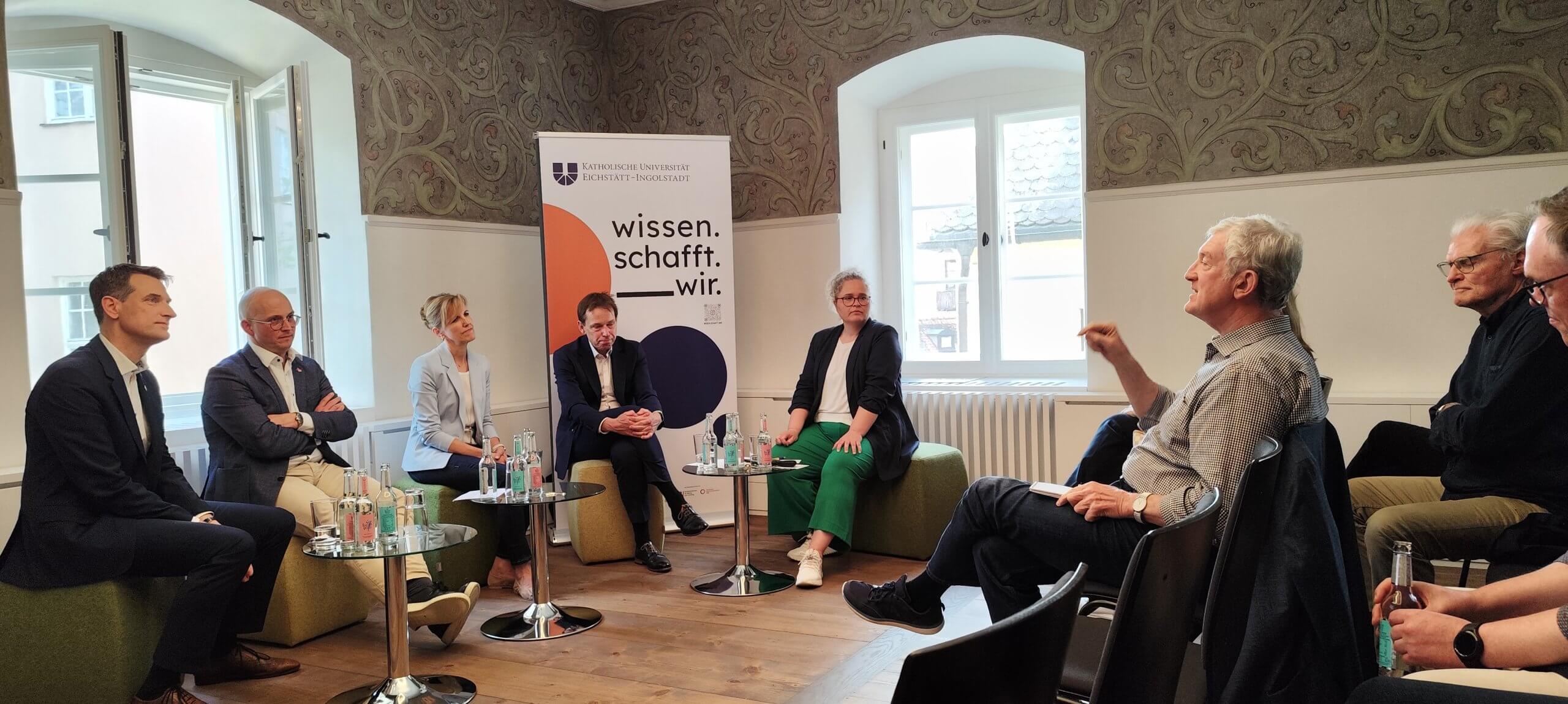 Ein Gast der Dialogveranstaltung "Zukunft der Arbeit" stellt eine Frage an die Podiumsgäste.