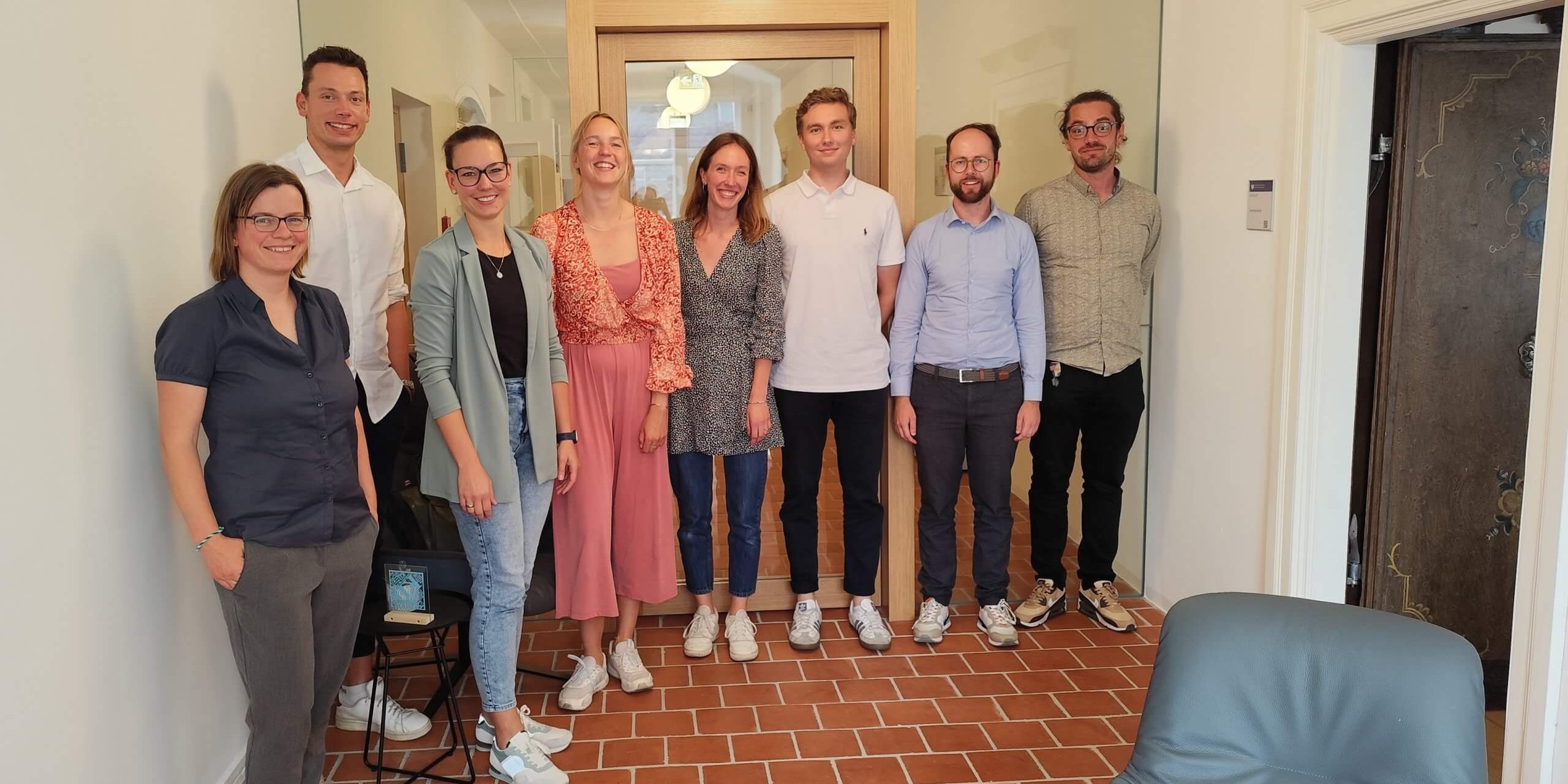 20.06.2024_Workshop Zukunftsbarometer Die Teilnehmenden des Workshops zum Zukunftsbarometer der KU stehen im Georgianum.