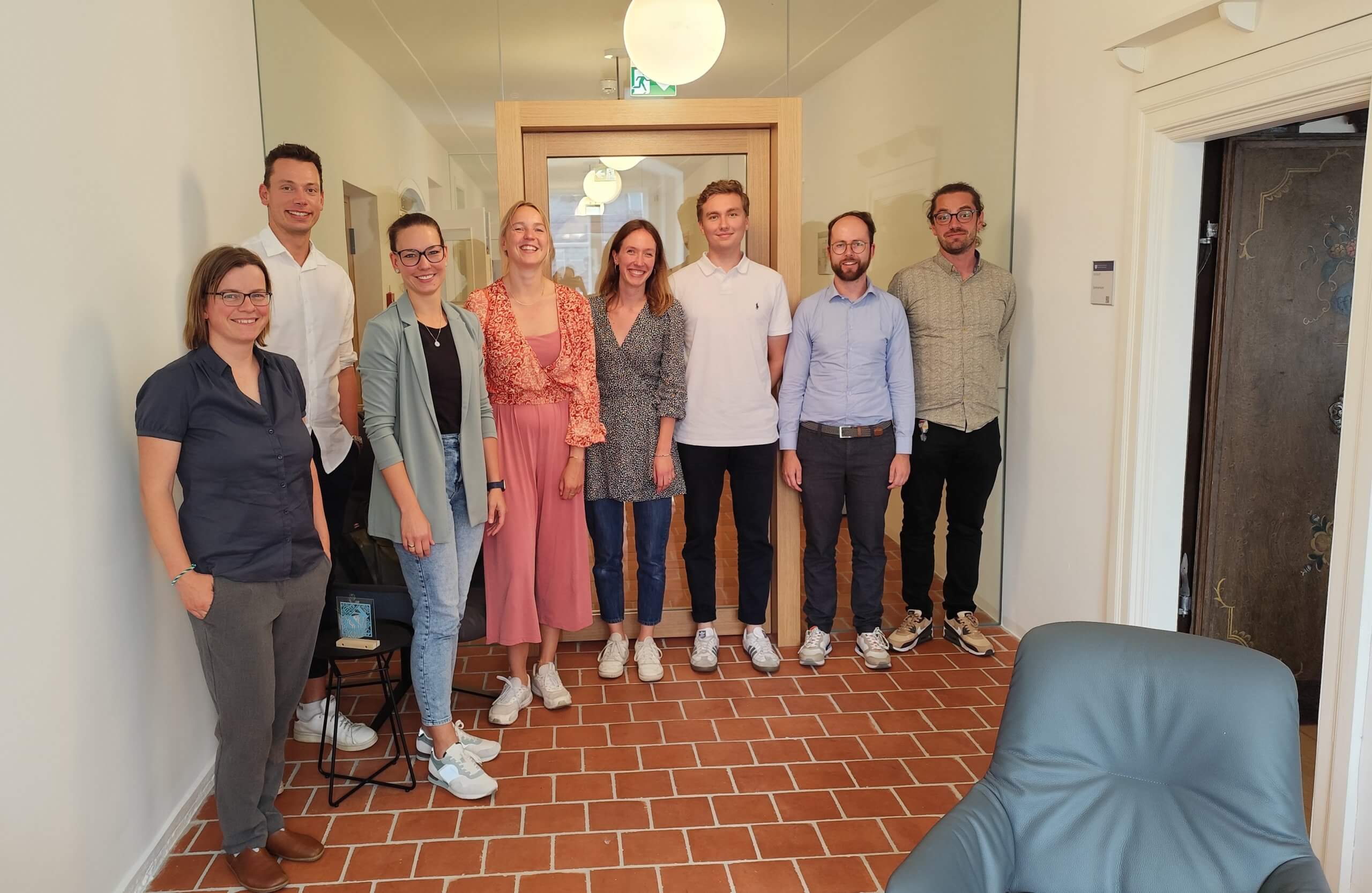 Die Teilnehmenden des Workshops zum Zukunftsbarometer der KU stehen im Georgianum.