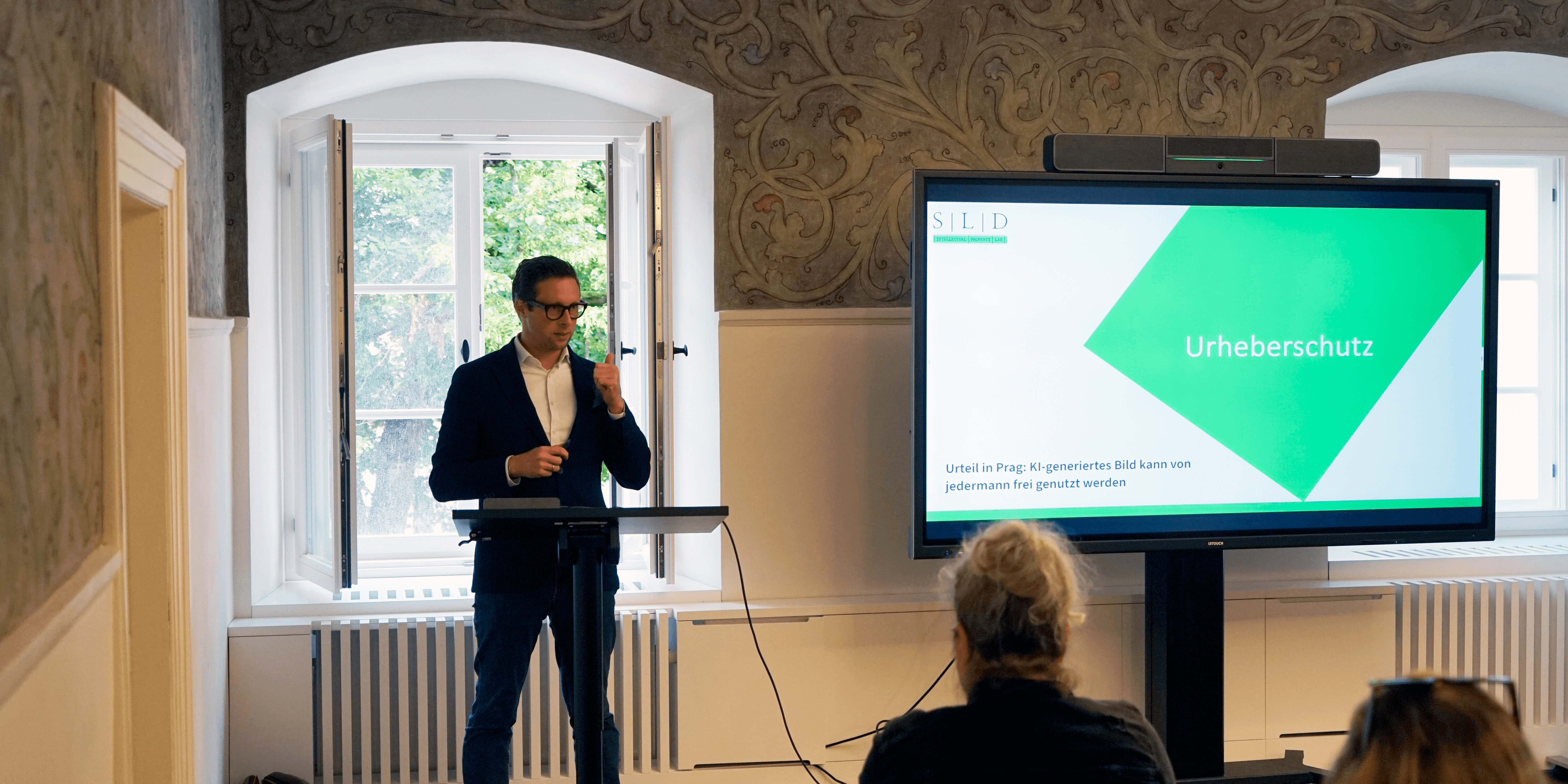 Sebastian Deubelli hält im Georgianum in Ingolstadt einen Vortrag über KI und Recht