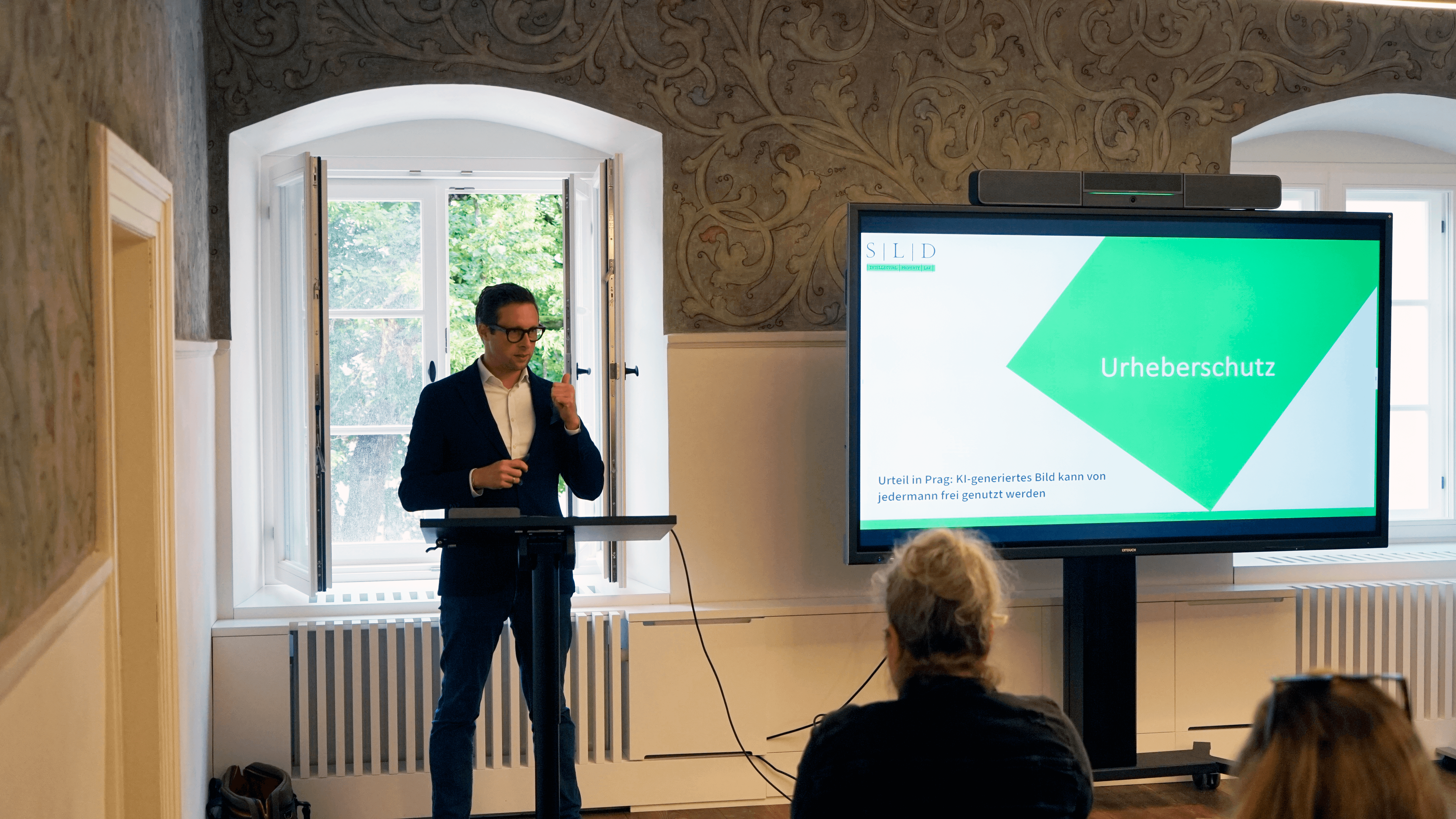 Sebastian Deubelli hält im Georgianum in Ingolstadt einen Vortrag über KI und Recht