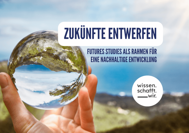 Zukünfte entwerfen_ Ein Bild mit einer Glaskugel, in der sich eine grüne Landschaft spiegelt, weist auf die Tagung "Zukünfte entwerfen" hin.