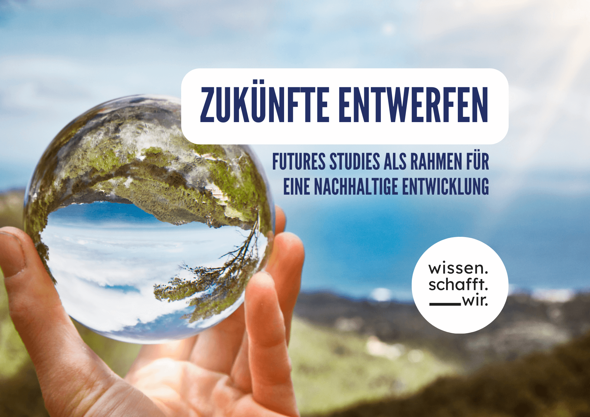 Ein Bild mit einer Glaskugel, in der sich eine grüne Landschaft spiegelt, weist auf die Tagung "Zukünfte entwerfen" hin.