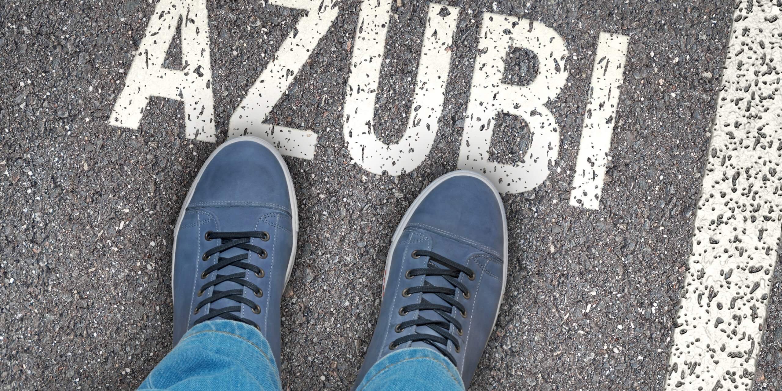 Das Foto zeigt das Wort "Azubi" auf einer Straße.