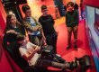 Besucherinnen und Besucher testen den Fahrsimulator.