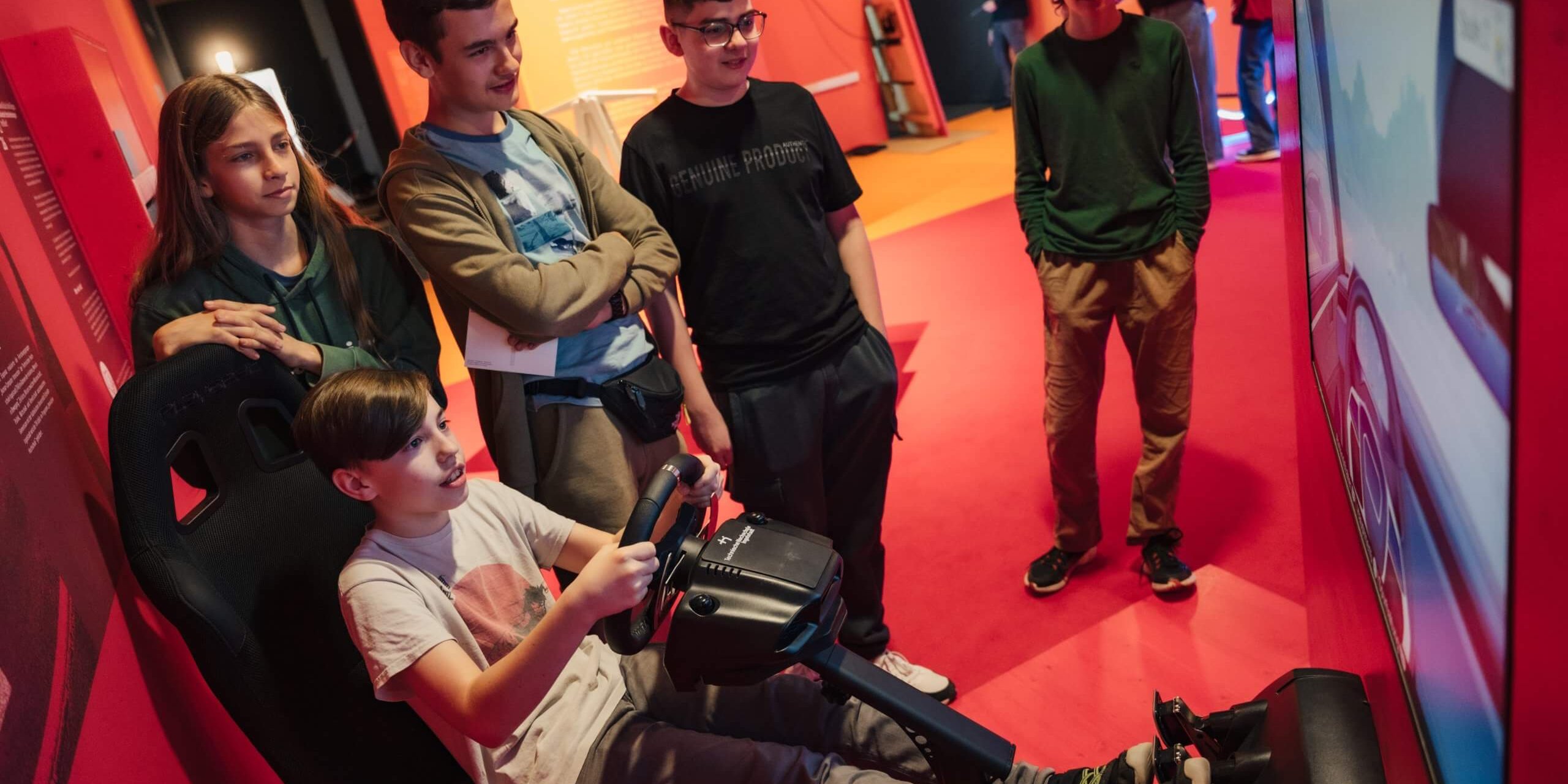 Besucherinnen und Besucher testen den Fahrsimulator.